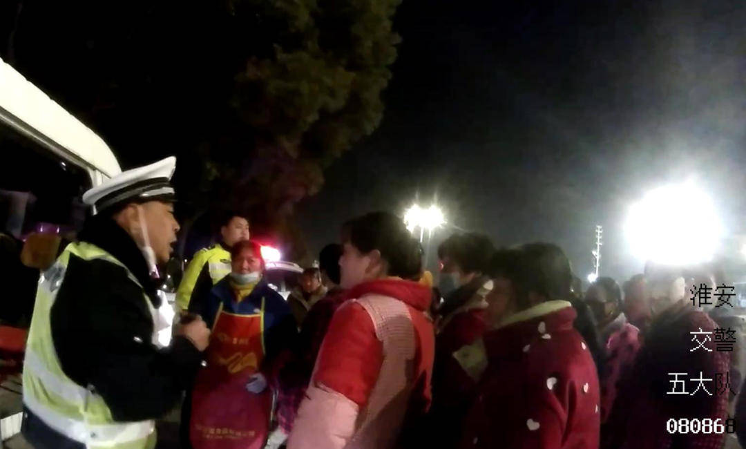 車輛超員11人，而且全都是園林綠化工人:園林綠化
